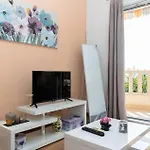 Апартаменты In With House Sea View